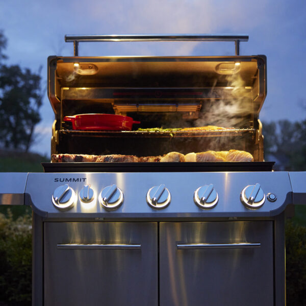Summit® FS38 Gas Barbecue Black (LPG) - Image 6